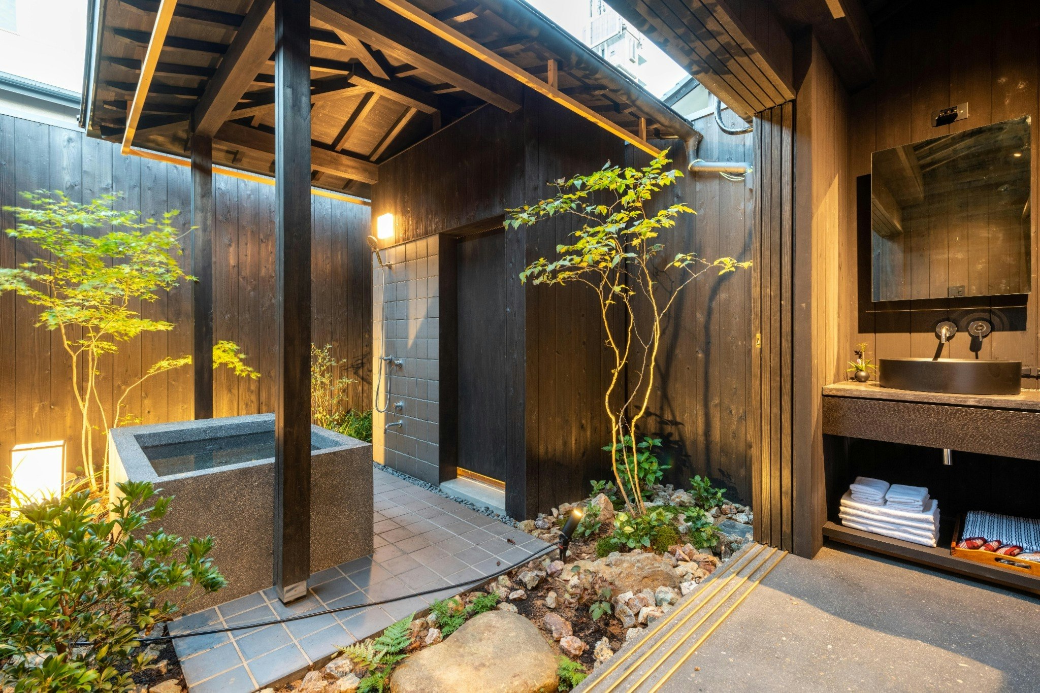 坪庭と露天風呂のある伝統的な京町家